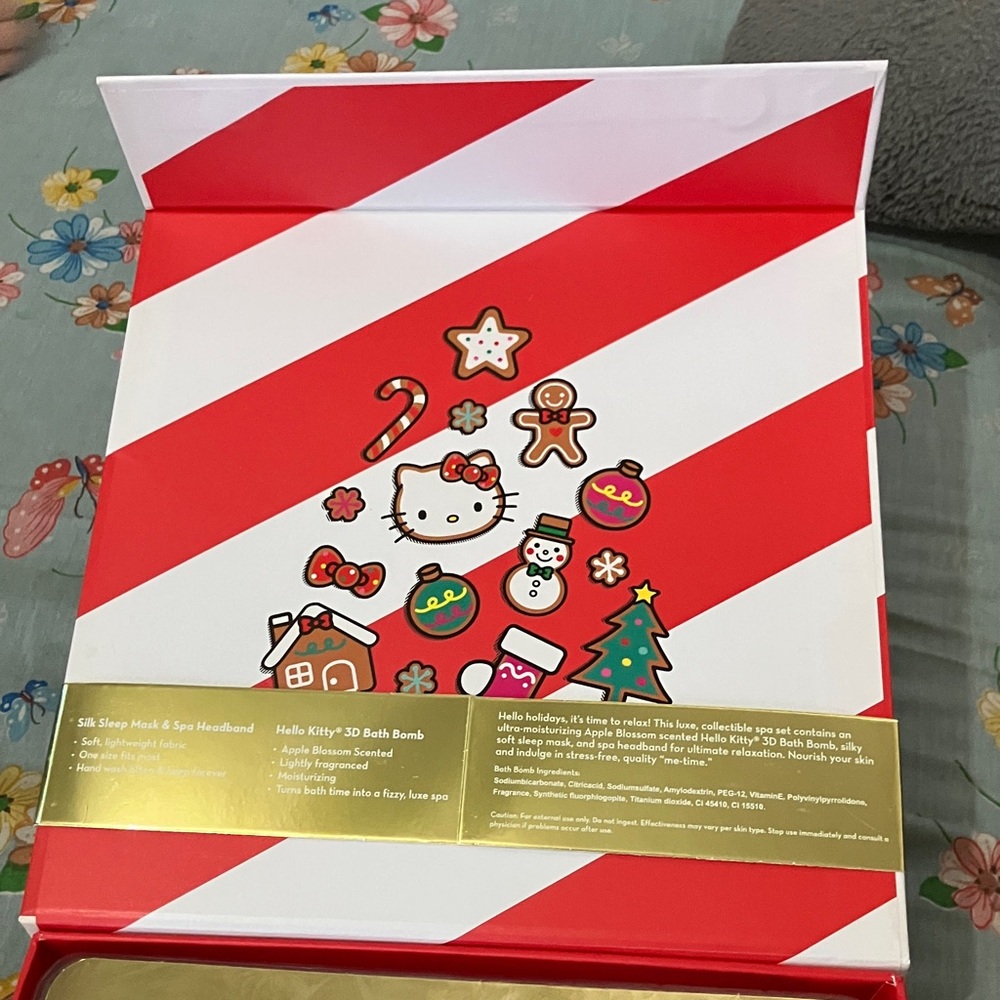 Hello Kitty Holiday Decor Set - Red and White - Picture 3 of 11